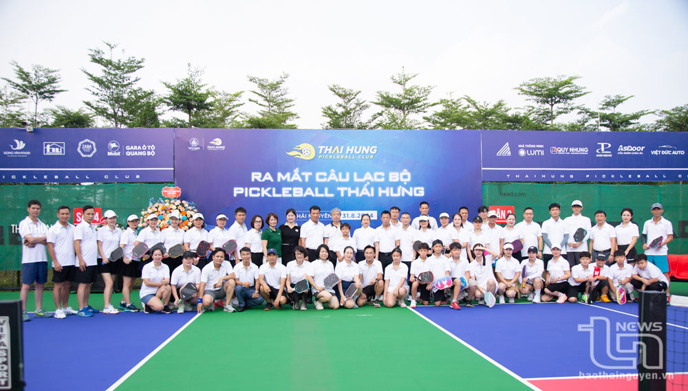 Ban lãnh đạo Thái Hưng chụp ảnh lưu niệm cùng các thành viên CLB.