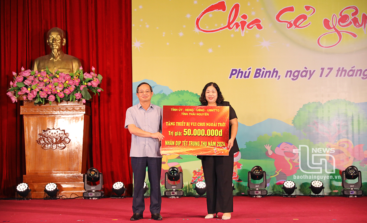 Đồng chí Phó Bí thư Thường trực Tỉnh ủy tặng bộ đồ chơi ngoài trời cho Trường Mầm non Nhã Lộng trị giá 50 triệu đồng.