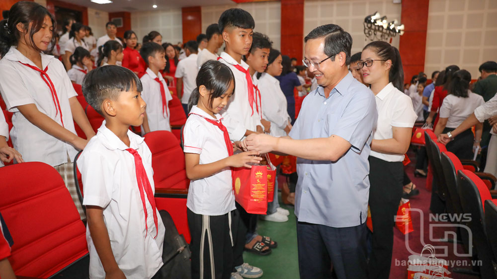 Đồng chí Phó Bí thư Thường trực Tỉnh ủy thăm, tặng quà thiếu nhi huyện Phú Bình
