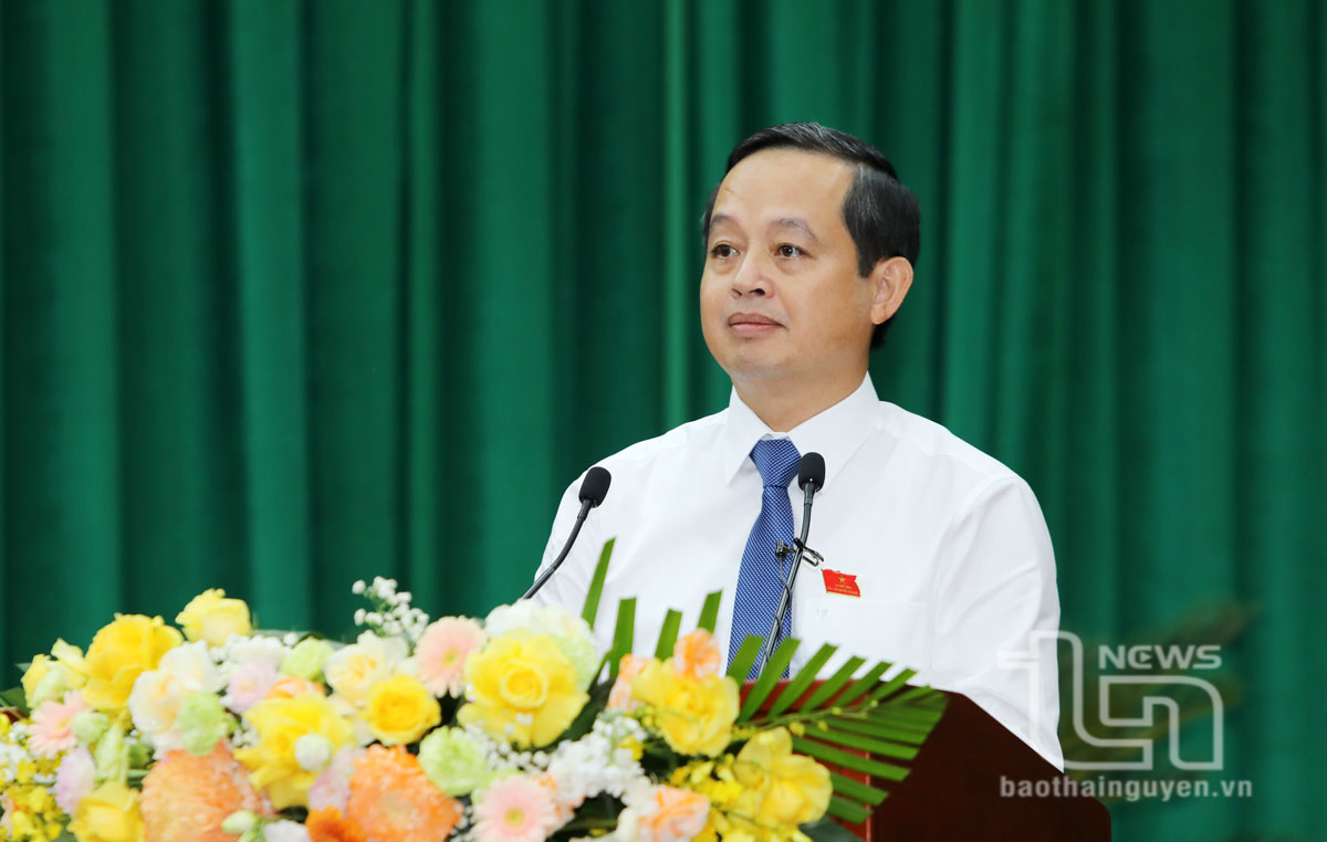 Tập trung nghiên cứu, thảo luận, đóng góp ý kiến tâm huyết, chất lượng để hoàn thành nội dung chương trình Kỳ họp (*)