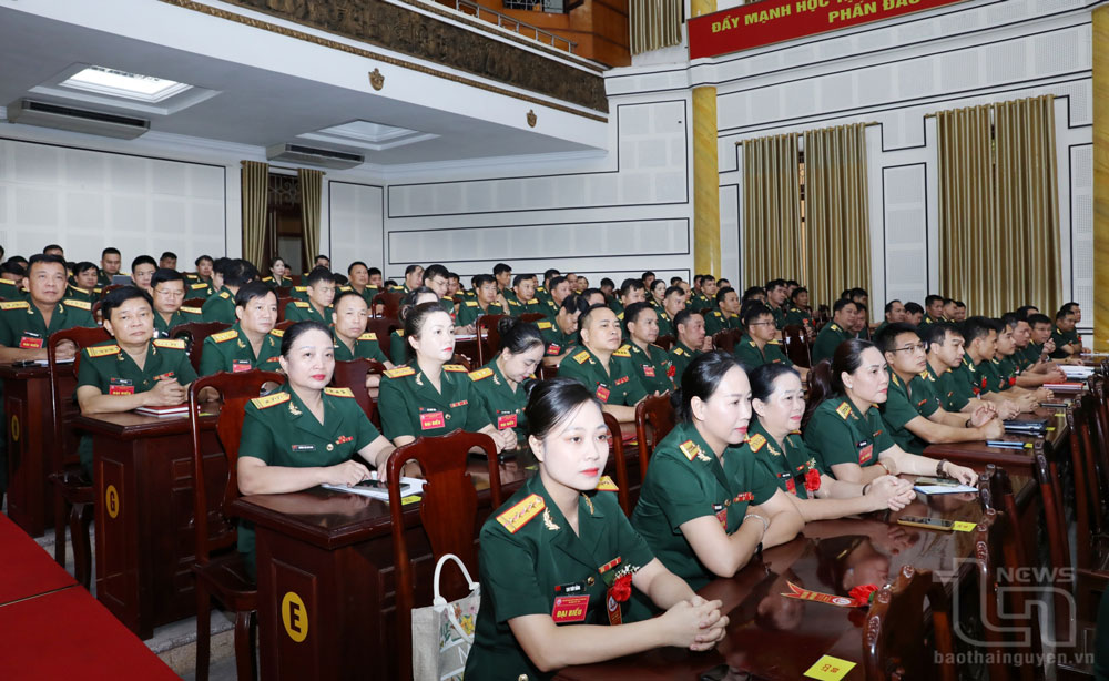 Các đại biểu dự Đại hội lắng nghe, tiếp thu ý kiến chỉ đạo của cấp trên.