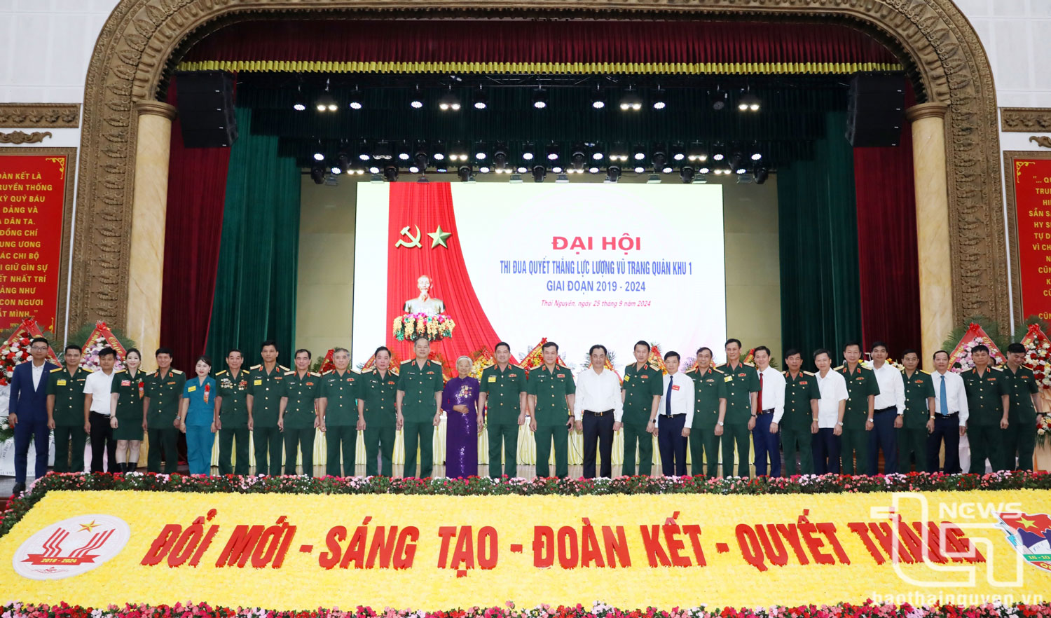 Các đại biểu chụp ảnh lưu niệm tại Đại hội.