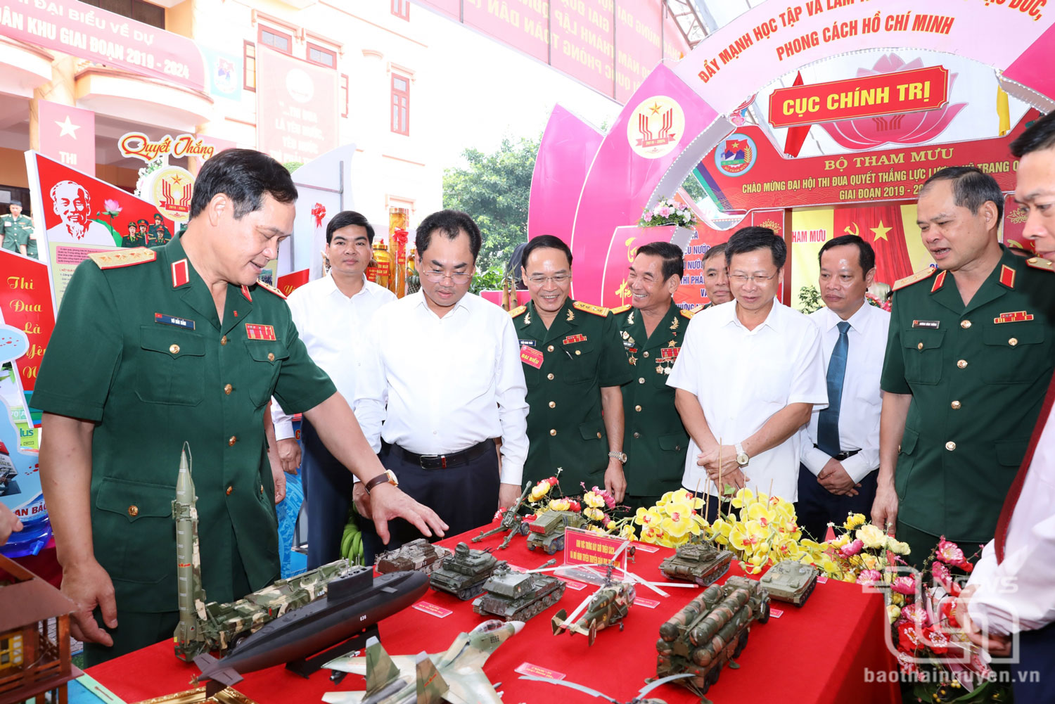 Các đại biểu tham quan gian trưng bày tại Đại hội.