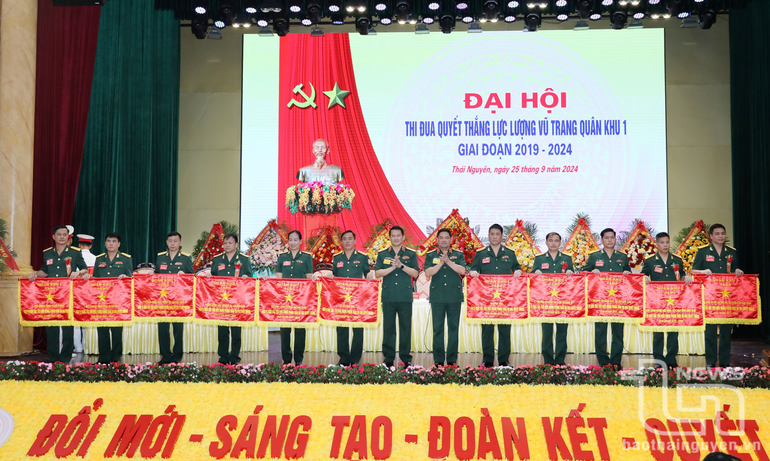 Quân khu 1 trao Cờ thi đua tặng 11 tập thể có thành tích xuất sắc trong phong trào thi đua.