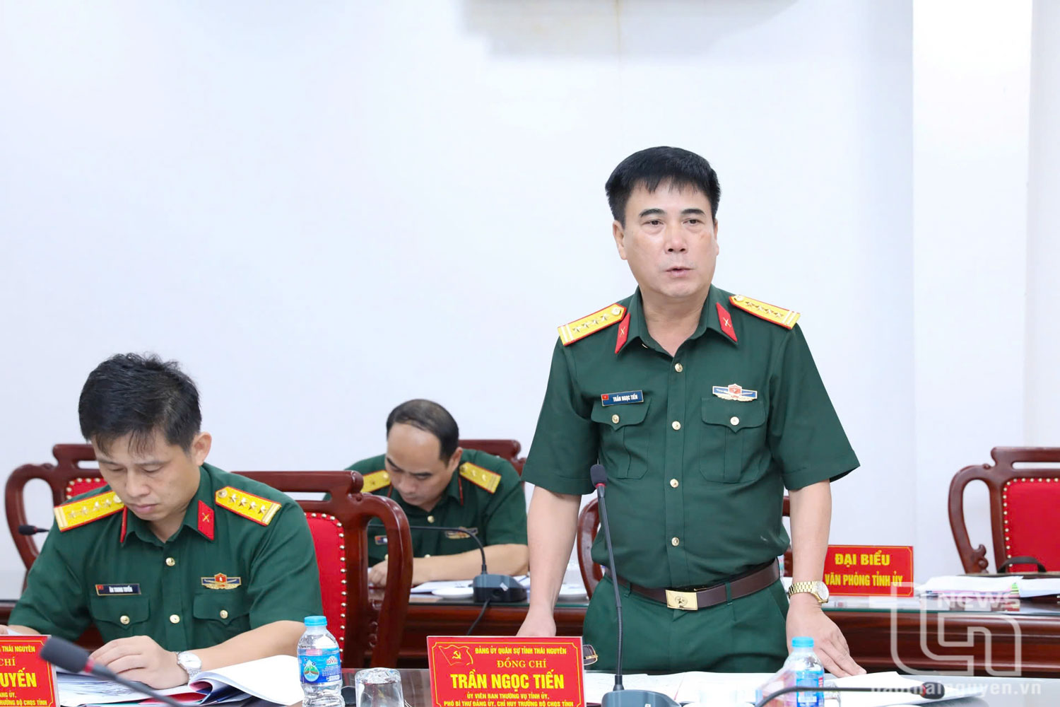 Đại tá Trần Ngọc Tiến, Ủy viên Ban Thường vụ Tỉnh ủy, Chỉ huy trưởng Bộ Chỉ huy Quân sự tỉnh, phát biểu.