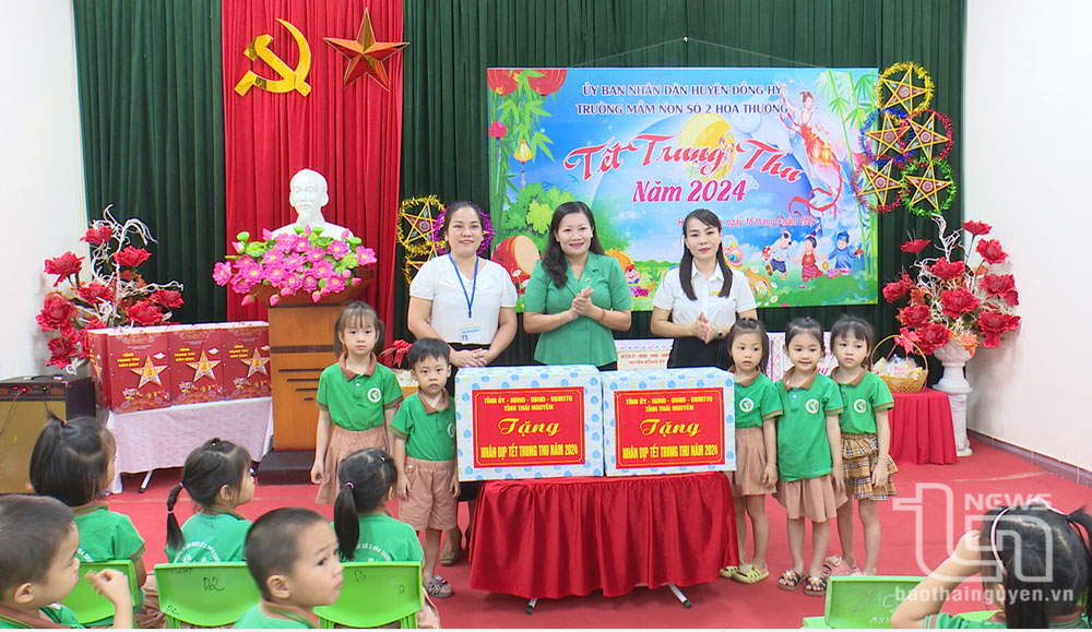 Đồng chí Mai Thị Thúy Nga, Phó Chủ tịch HĐND tỉnh, tặng quà tập thể Trường Mầm non số 1 và số 2 Hóa Thượng (Đồng Hỷ).
