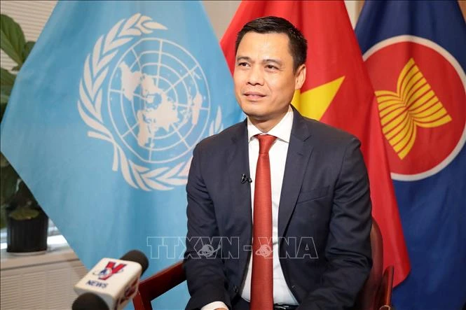 Đại sứ đặc mệnh toàn quyền, Trưởng Phái đoàn đại diện thường trực Việt Nam tại Liên hợp quốc Đặng Hoàng Giang trả lời phỏng vấn TTXVN tại New York. Ảnh: Hoài Thanh/Phóng viên TTXVN tại Mỹ