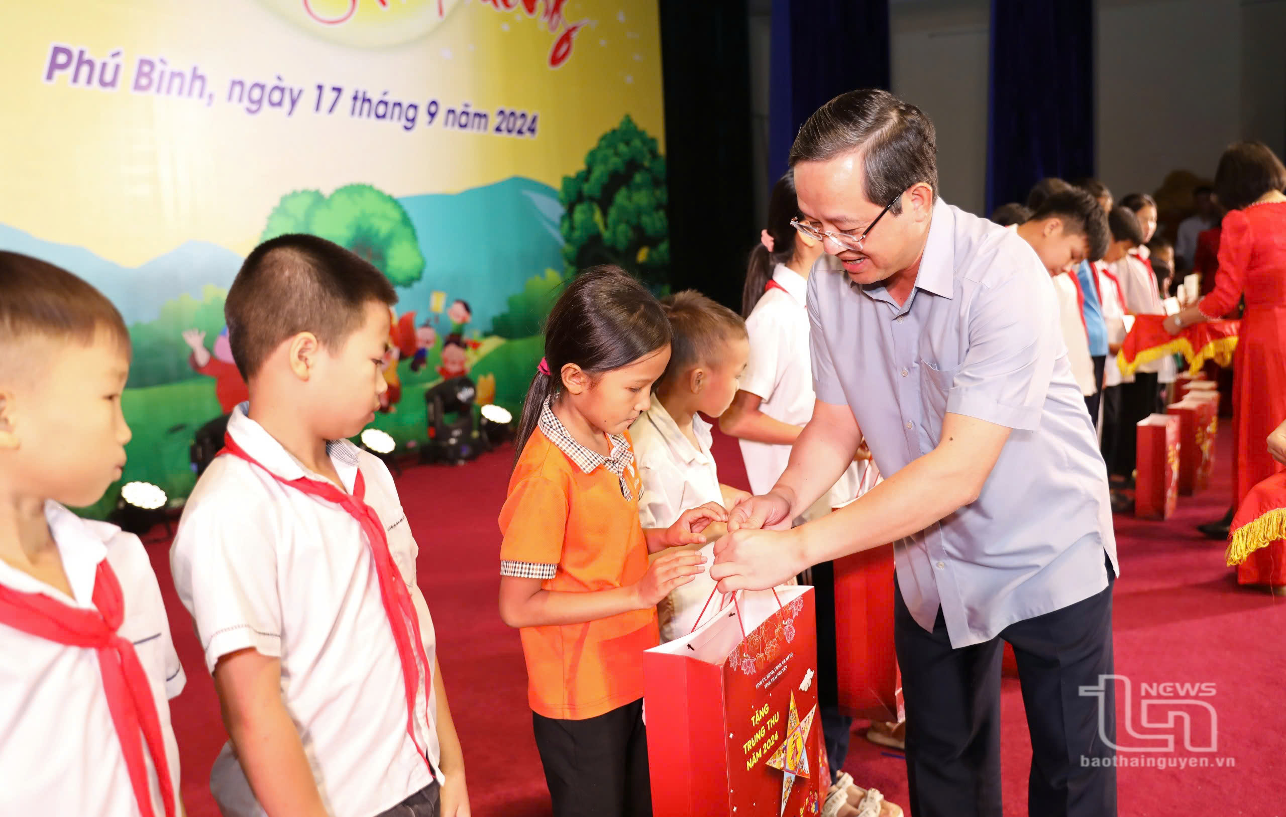 Đồng chí Phó Bí thư Thường trực Tỉnh ủy tặng quà động viên trẻ em có hoàn cảnh đặc biệt, khó khăn.