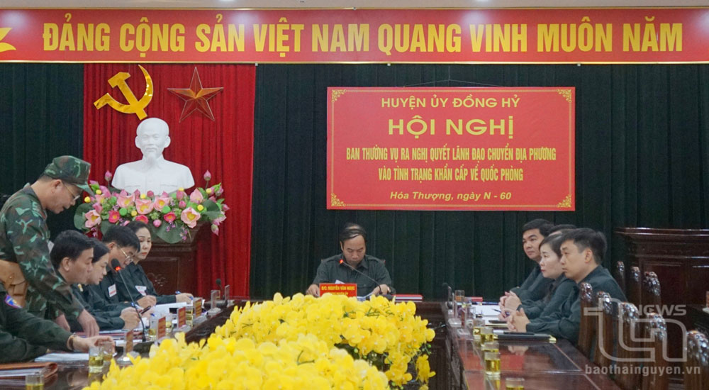 Các đại biểu làm việc tại cuộc kiểm tra việc luyện tập nội dung trong diễn tập khu vực phòng thủ huyện Đồng Hỷ.