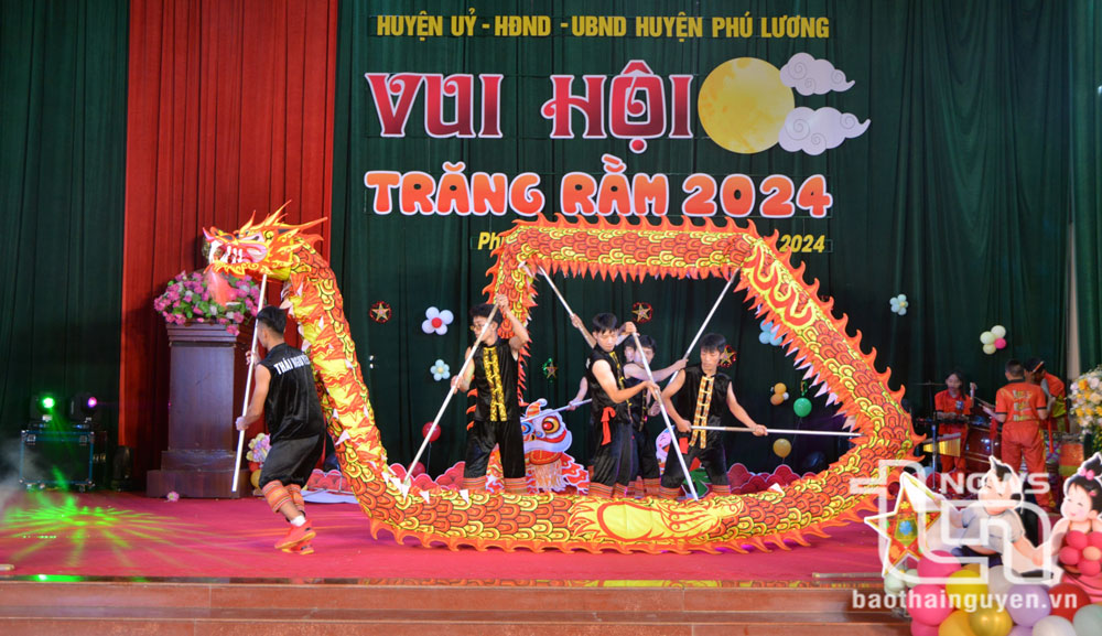 Tiết mục múa rồng thu hút đông đảo các em thiếu nhi đến xem.