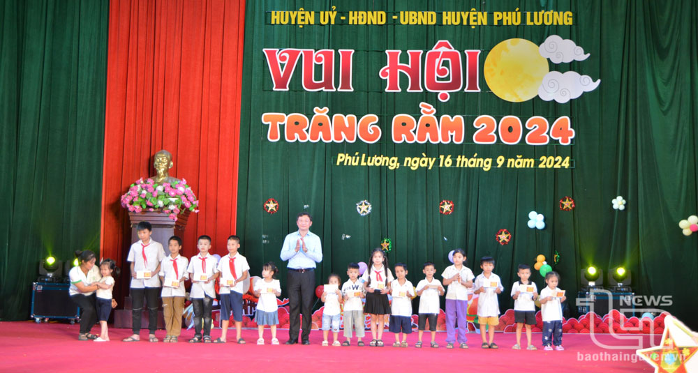 Lãnh đạo huyện Phú Lương tặng quà học sinh có hoàn cảnh khó khăn trên địa bàn.