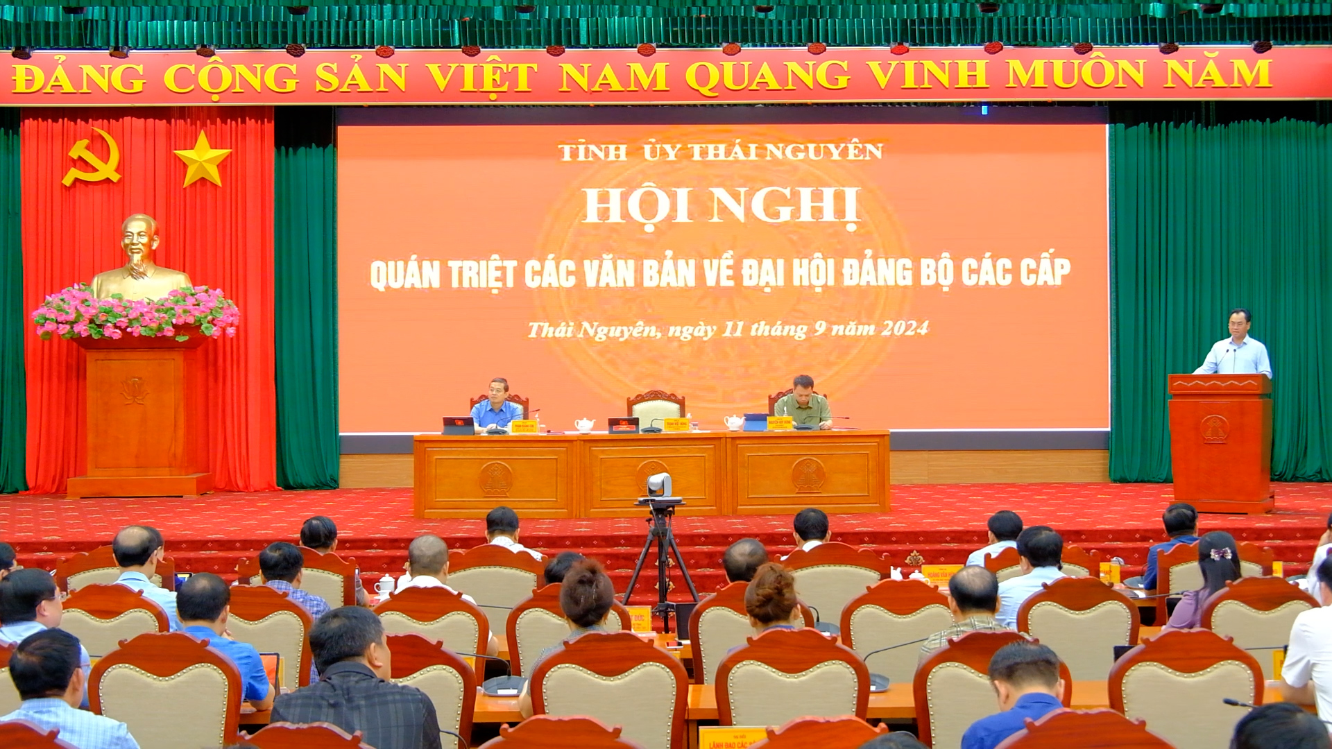 Bám sát chỉ đạo của Trung ương, của tỉnh để chuẩn bị và tổ chức thành công đại hội đảng các cấp