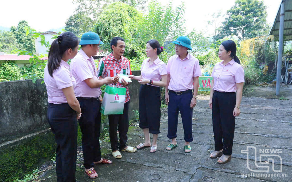 Đoàn trao tiền hỗ trợ cho thân nhân em L.V.H bị lũ cuốn trôi tại xóm Liên Phương, xã Văn Lăng (Đồng Hỷ).