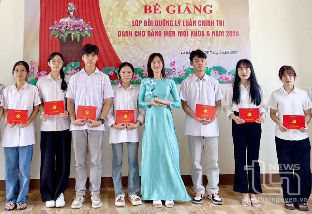 Tháng 8-2024, Trung tâm Chính trị TP. Thái Nguyên tổ chức bế giảng lớp lý luận chính trị dành cho đảng viên mới là học sinh ở xã La Bằng - nơi thành lập tổ chức cơ sở Đảng đầu tiên của tỉnh Thái Nguyên.