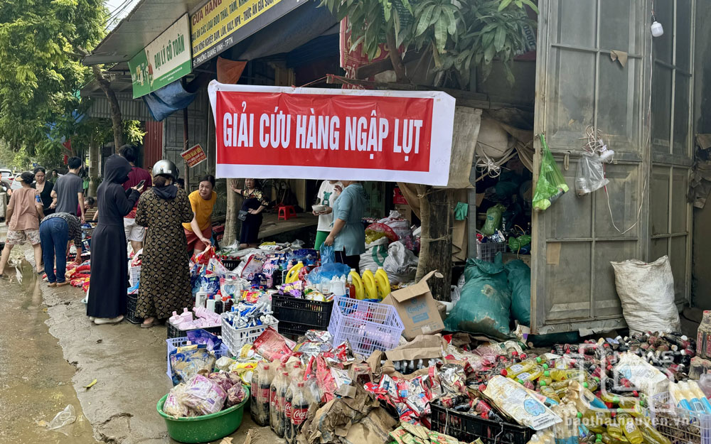 Nghĩa tình từ việc giải cứu hàng hóa bị ngập lụt