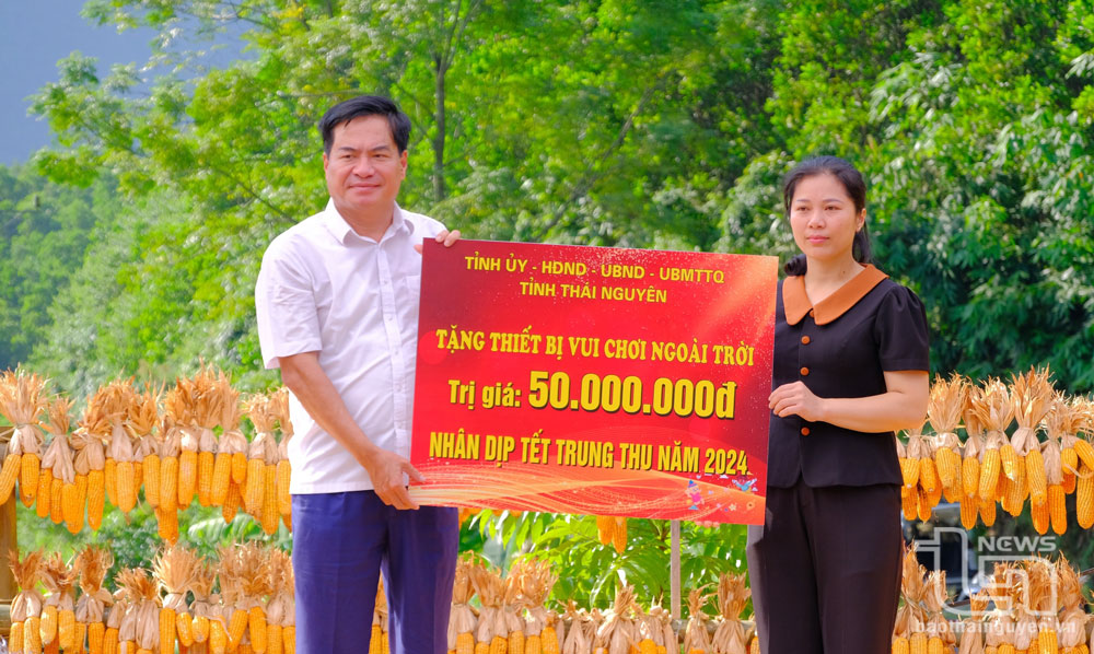 Đồng chí Lê Quang Tiến, Phó Chủ tịch UBND tỉnh, trao tặng thiết bị vui chơi ngoài trời cho các em nhỏ xóm Mỏ Chì.