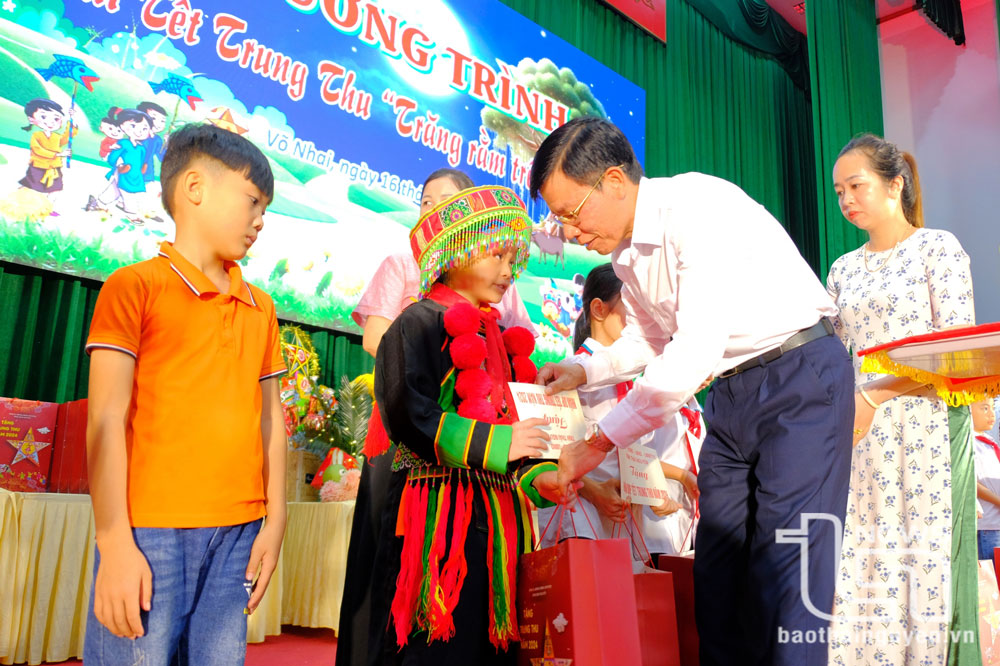 Đồng chí Dương Văn Tiến, Uỷ viên Ban Thường vụ, Chủ tịch Uỷ ban MTTQ tỉnh, tặng quà học sinh có hoàn cảnh đặc biệt.