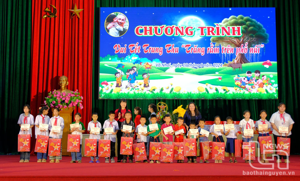  Đồng chí Mai Thị Thuý Nga, Phó Chủ tịch HĐND tỉnh, cùng lãnh đạo huyện Võ Nhai, tặng quà cho thiếu nhi có hoàn cảnh khó khăn.