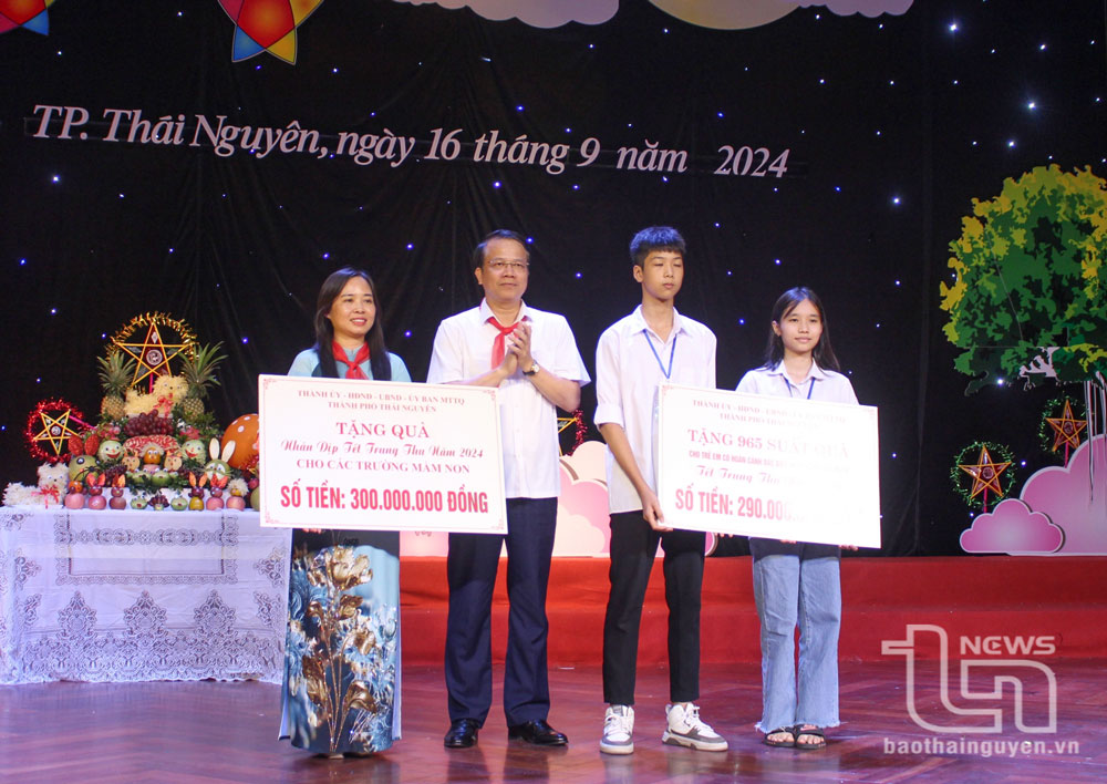 Đồng chí Dương Văn Lượng, Bí thư Thành ủy Thái Nguyên, tặng quà cho các trường mầm non và tặng quà cho học sinh đặc biệt, khó khăn trên địa bàn.