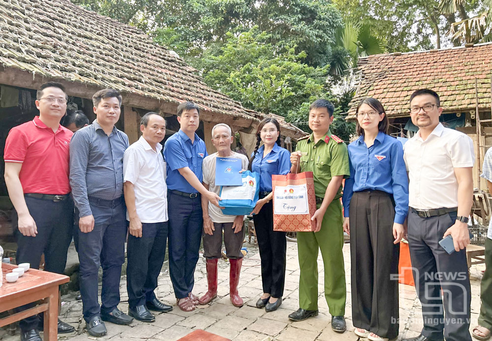 Đoàn công tác thăm, tặng quà gia đình thiệt hại do mưa lũ tại xã Đào Xá (Phú Bình).