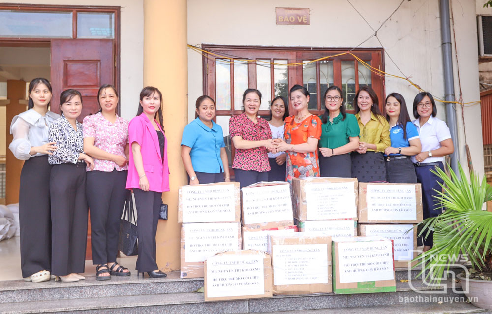 Đại diện lãnh đạo Hội LHPN tỉnh tiếp nhận các phần quà của đơn vị, doanh nghiệp tặng trẻ mồ côi trên địa bàn tỉnh nhân dịp Tết Trung thu.