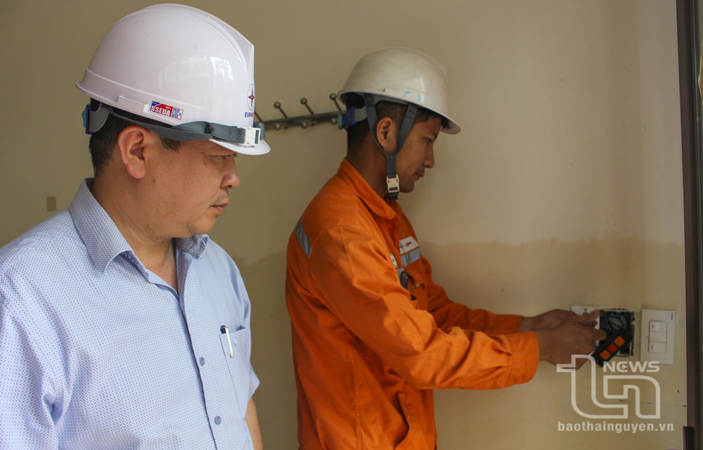 Người dân cần kiểm tra, vệ sinh ổ điện sau mưa bão, tránh việc đọng nước, ẩm ướt gây chập, rò rỉ điện.