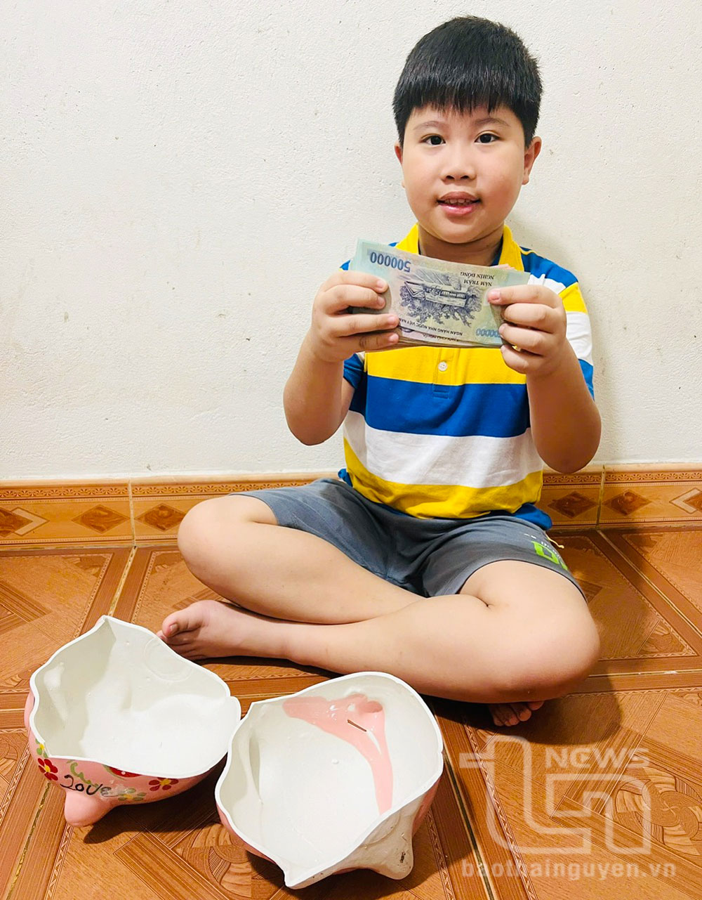 Em Lê Minh Tú dành toàn bộ số tiền tiết kiệm để ủng hộ các bạn học sinh vùng lũ.