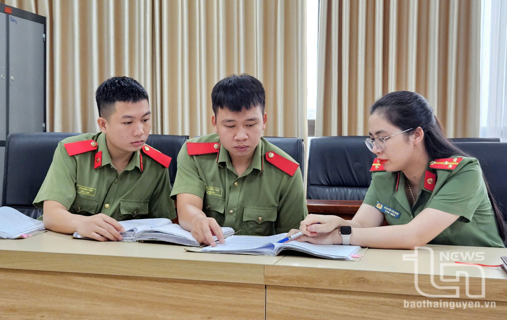 Cán bộ, chiến sĩ Phòng An ninh mạng và phòng, chống tội phạm sử dụng công nghệ cao, Công an tỉnh Thái Nguyên, trao đổi nghiệp vụ xử lý một vụ việc thông tin sai sự thật trên không gian mạng.