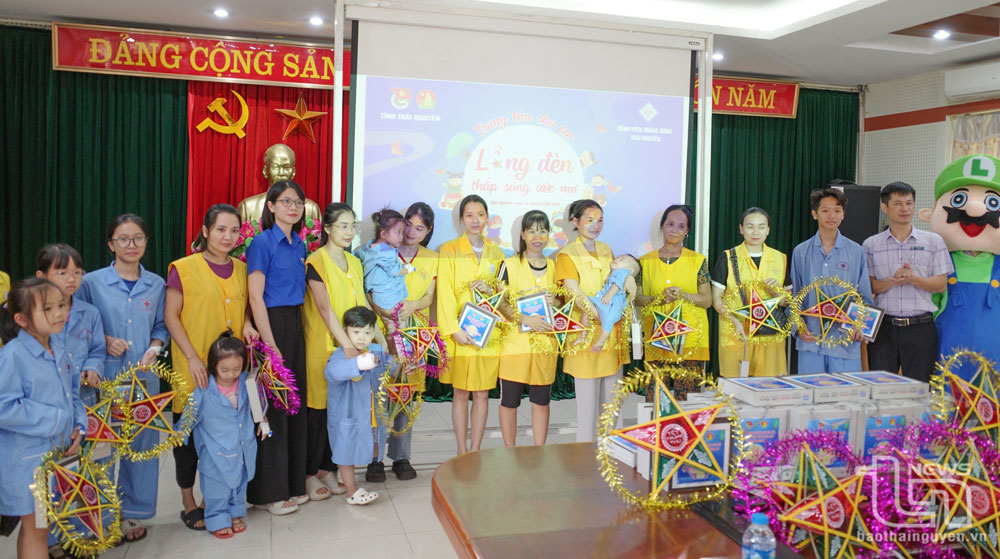 Thăm, tặng quà trẻ em nhân dịp Tết Trung thu