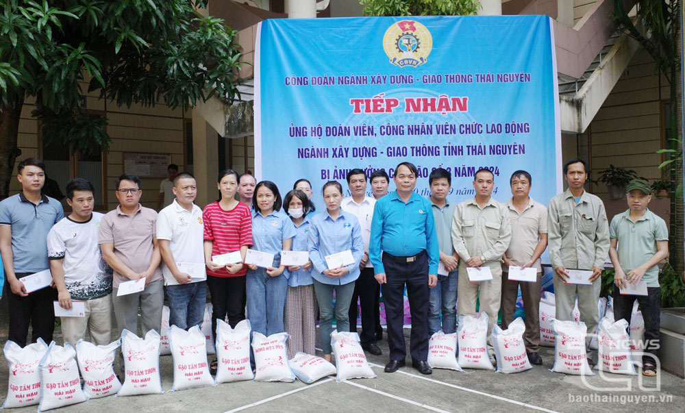 Trong đợt này, 150 đoàn viên công đoàn ngành Xây dựng - Giao thông Thái Nguyên bị thiệt hại nặng do bão số 3, được trao quà hỗ trợ, gồm: 1 triệu đồng tiền mặt và 10kg gạo.