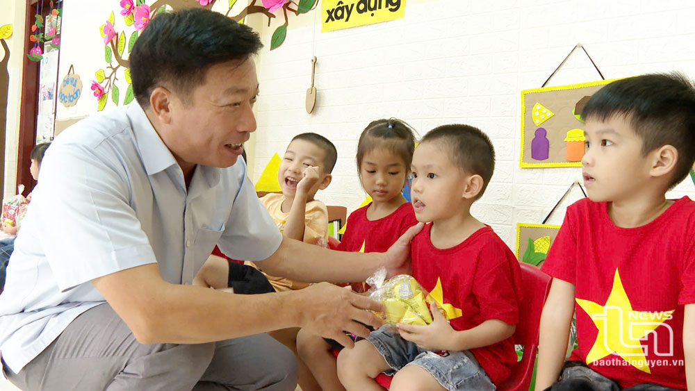 Đồng chí Phạm Duy Hùng, Bí thư Thành uỷ Sông Công, trao quà cho trẻ em tại Trường Mầm non số 2 (TP. Sông Công).