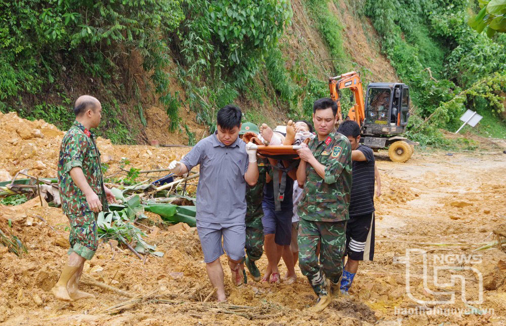 Chiến sĩ Sư đoàn 346 tham gia khắc phục hậu quả cơn bão số 3 gây ra tại huyện Phú Lương.