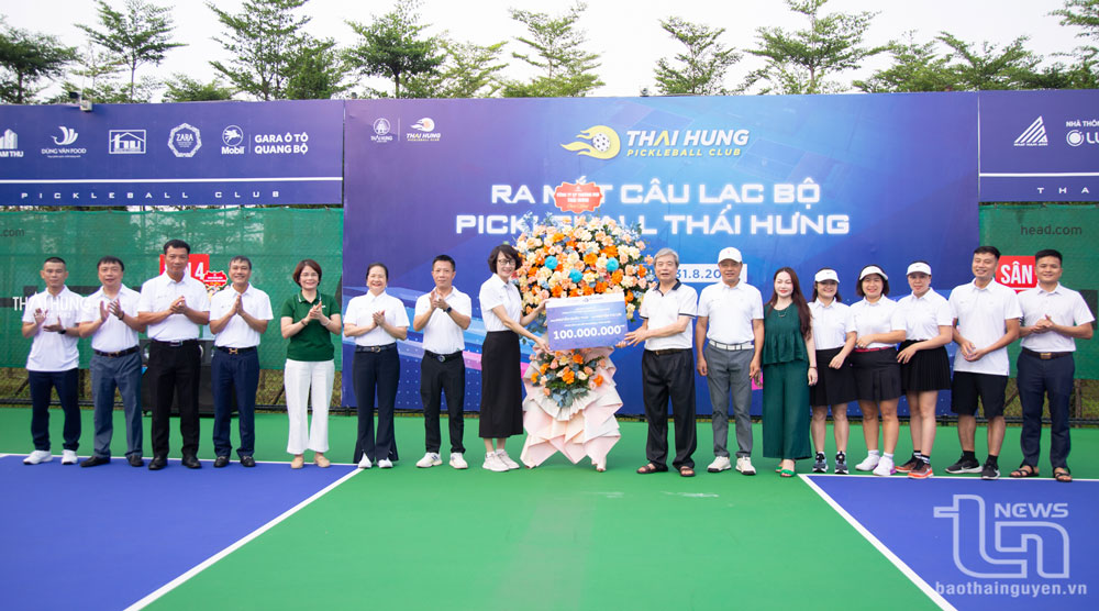 Ông Nguyễn Quốc Thái, nhà sáng lập doanh nghiệp, thành viên HĐQT, nguyên Chủ tịch HĐQT Công ty đại diện hai nhà sáng lập trao quà tặng CLB.
