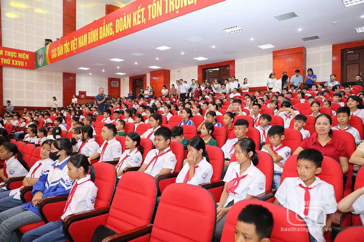 Đông đảo các cháu thiếu nhi huyện Phú Bình tham dự Chương trình.