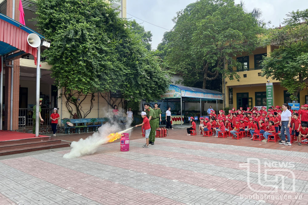 Hướng dẫn kỹ năng phòng cháy, chữa cháy cho gần 1.200 học sinh