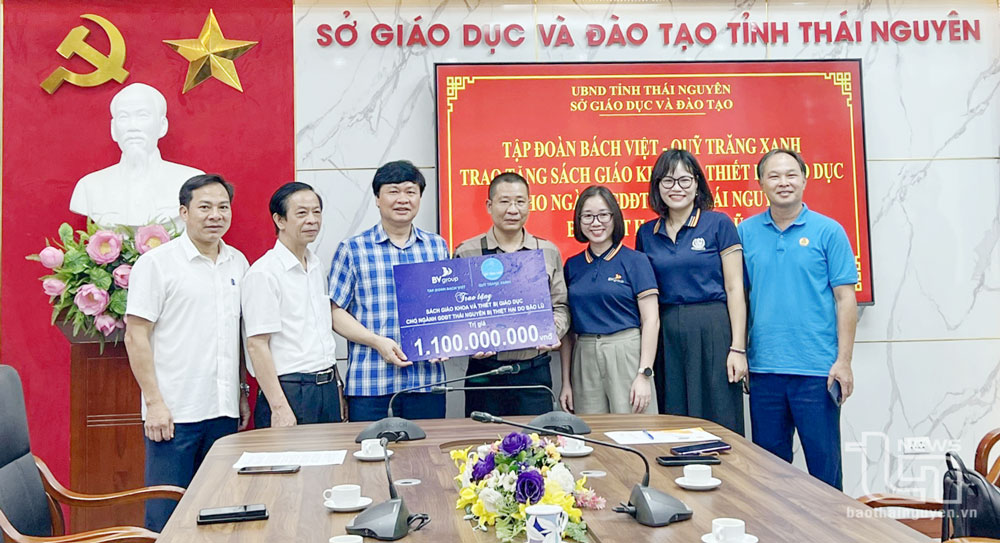 Lãnh đạo Sở Giáo dục và Đào tạo, Ủy ban MTTQ tỉnh tiếp nhận ủng hộ của Tập đoàn Bách Việt đối với các trường học bị ảnh hưởng bão, lũ trên địa bàn.