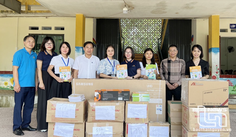 Tiếp nhận ủng hộ thiết bị, đồ dùng dạy học từ Tập đoàn Bách Việt