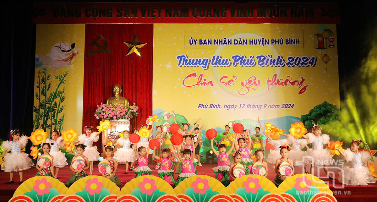 Một tiết mục văn nghệ tại chương trình vui Tết Trung thu của các em thiếu niên, nhi đồng huyện Phú Bình.