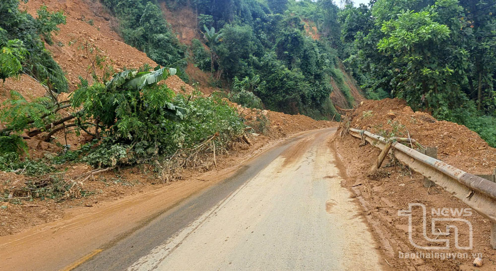 Trên tuyến Quốc lộ 3 nhiều điểm sạt lở đã được san gạt đảm bảo cho người và phương tiện tham gia giao thông.
