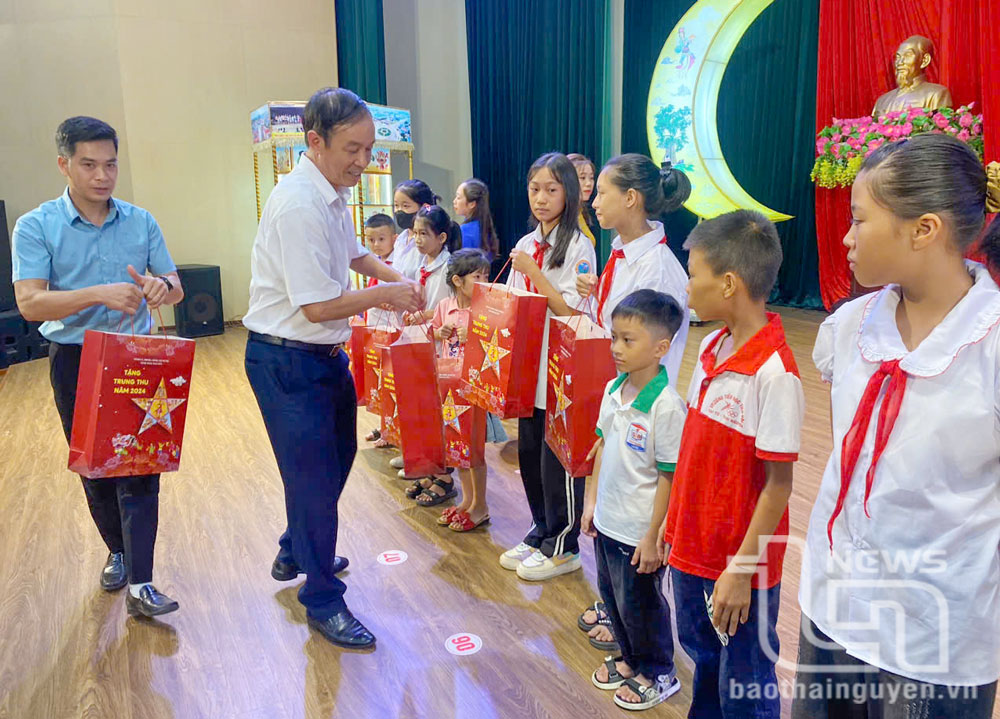 Đại diện lãnh đạo huyện Đại Từ tặng qùa các cháu thiếu nhi có hoàn cảnh đặc biệt khó khăn của huyện.