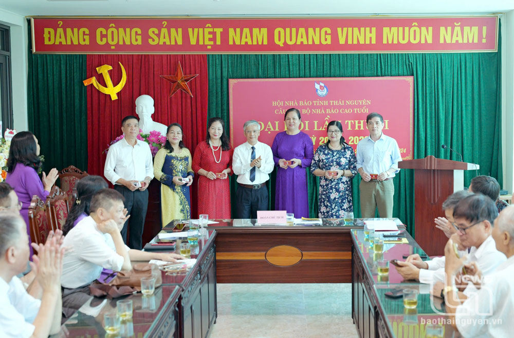 Nhà báo Nguyễn Bảo Lâm, Chủ tịch Hội Nhà báo tỉnh, trao thẻ hội viên cho các thành viên Câu lạc bộ.