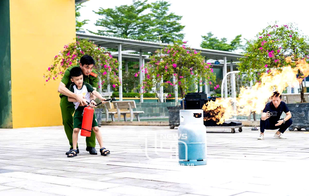 Cán bộ, chiến sĩ Phòng Cảnh sát Phòng cháy chữa cháy và cứu nạn cứu hộ (Công an tỉnh) hướng dẫn học sinh Trường Tiểu học, THCS và THPT Iris thực hành, trải nghiệm kỹ năng dập tắt đám cháy.