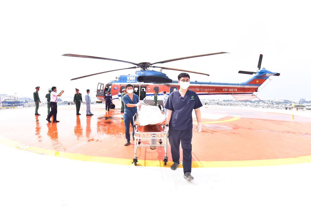 Hai bệnh nhân nguy kịch từ đảo Song Tử Tây và Sinh Tồn được trực thăng đưa vào đất liền điều trị