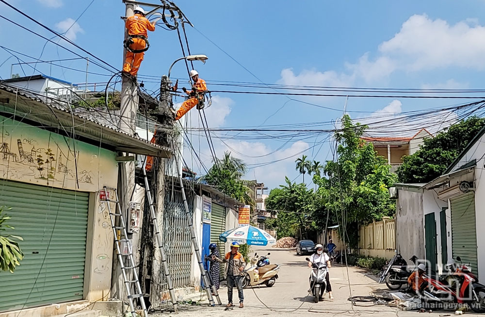 Ngành Điện chỉnh trang, khắc phục hệ thống điện sau khi xảy ra sự cố chập cháy đường dây tại tổ 11, phường Đồng Quang (TP. Thái Nguyên), đêm 4-10. Đám cháy được người dân kịp thời dập tắt nên không gây nhiều thiệt hại. Ảnh: Thùy Linh