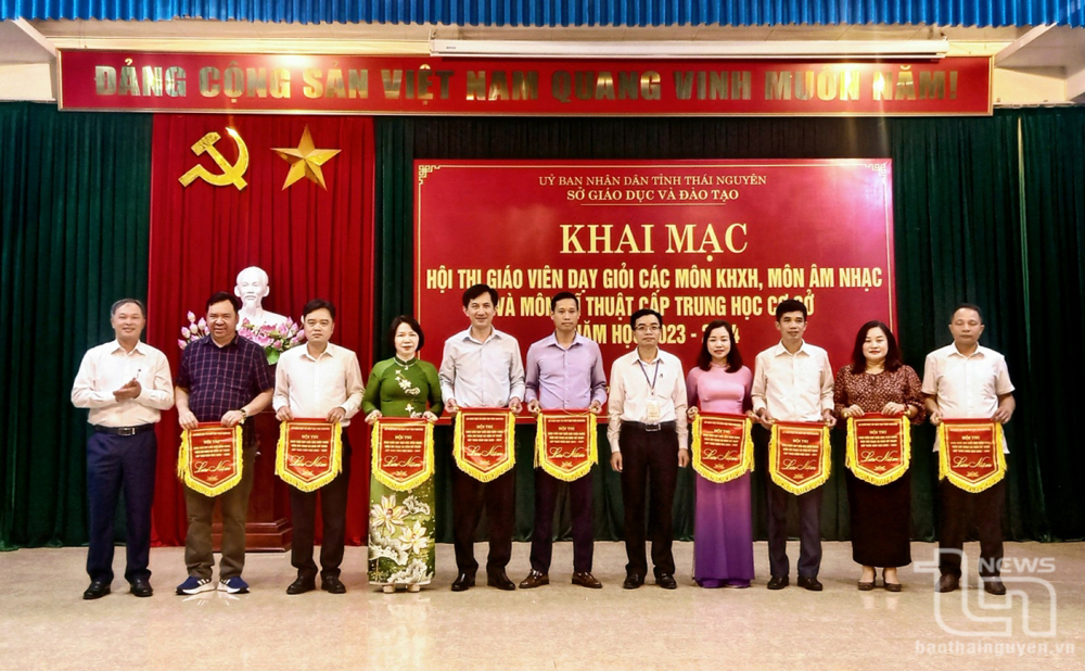 Lãnh đạo Sở và Công đoàn ngành Giáo dục trao Cờ lưu niệm cho đại diện các đội tham gia Hội thi.