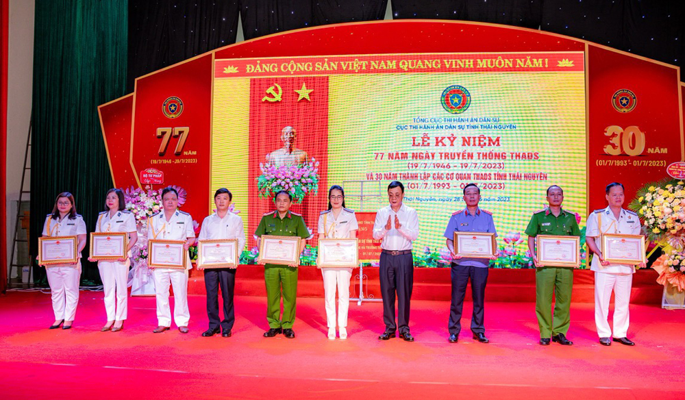 Tập thể Chi cục THADS TP. Phổ Yên được vinh danh, khen thưởng về công tác chuyên môn.