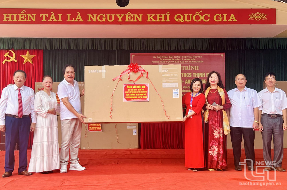 Công ty TNHH Đầu tư Thái Nguyên: Trao tặng 10 tivi cho Trường THCS Thịnh Đức