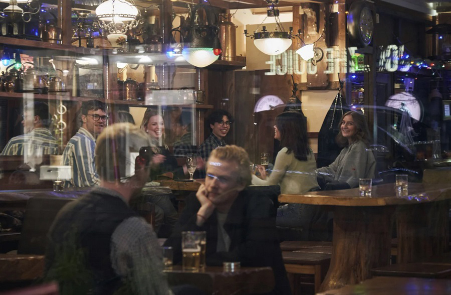 Một quán bar tại Stockholm, Thụy Điển. Ảnh: AP