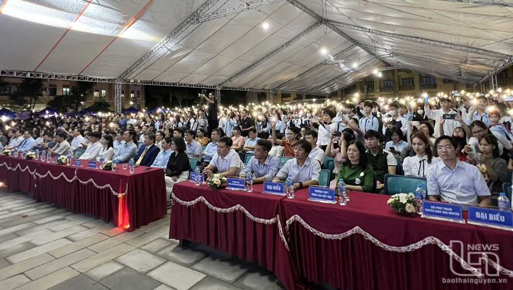 Các đại biểu và sinh viên Trường Đại học Công nghệ thông tin và Truyền thông tham dự Chương trình.