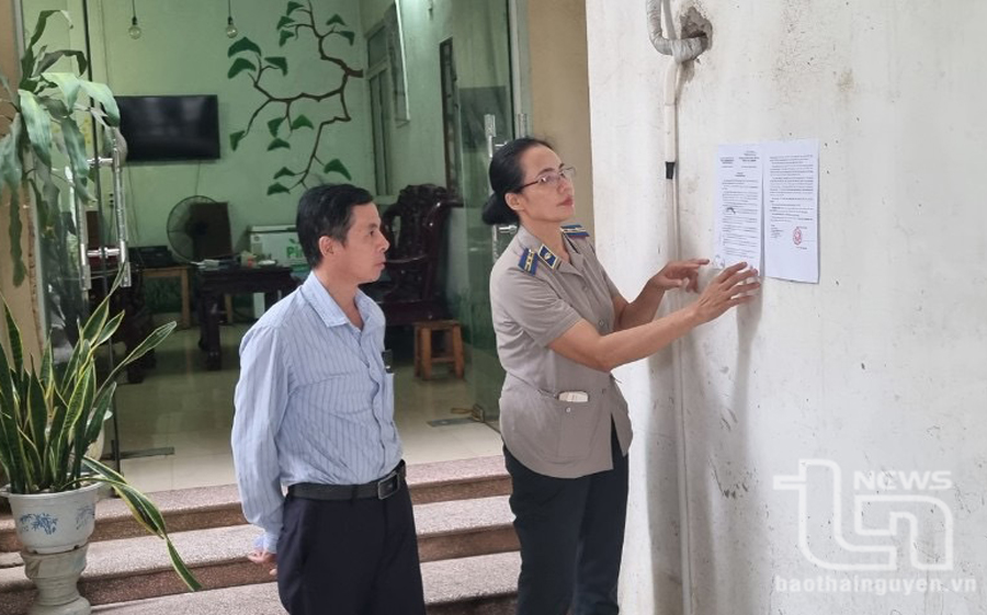 Chấp hành viên của Chi cục THADS TP. Phổ Yên tác nghiệp tai cơ sở.